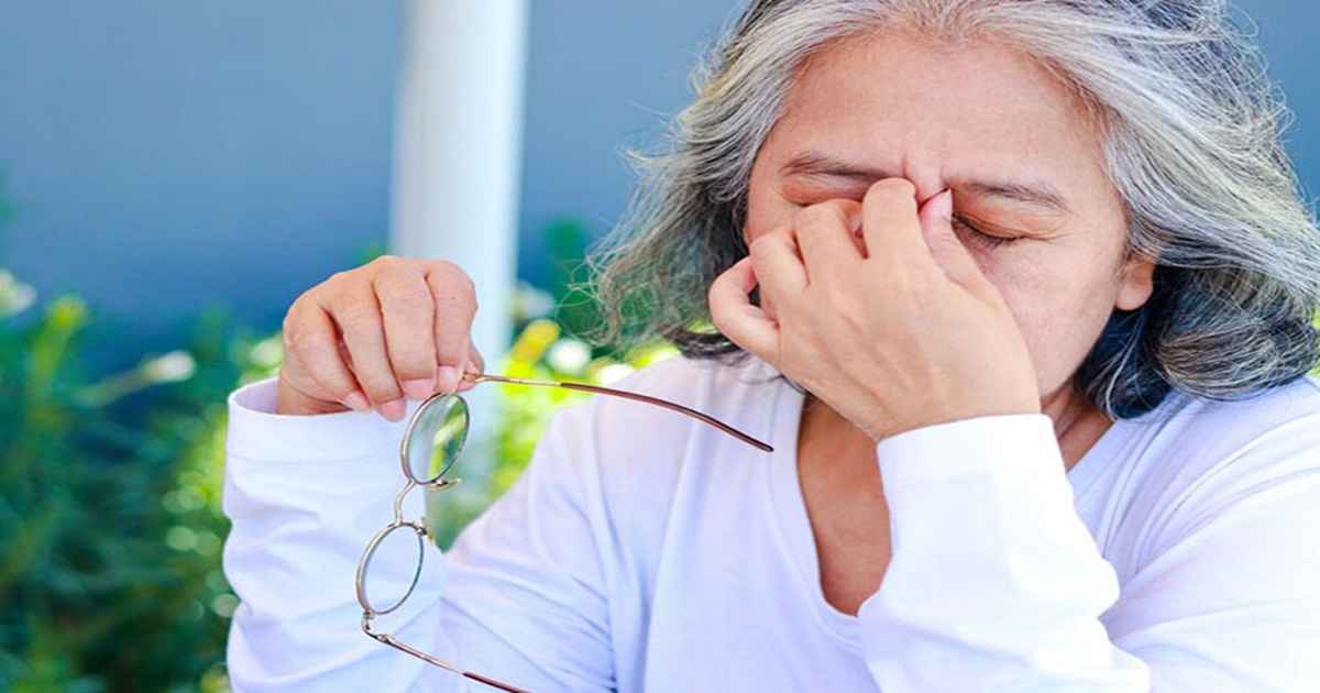 کاهش بینایی، یکی از علائم کمبود ویتامین e است.